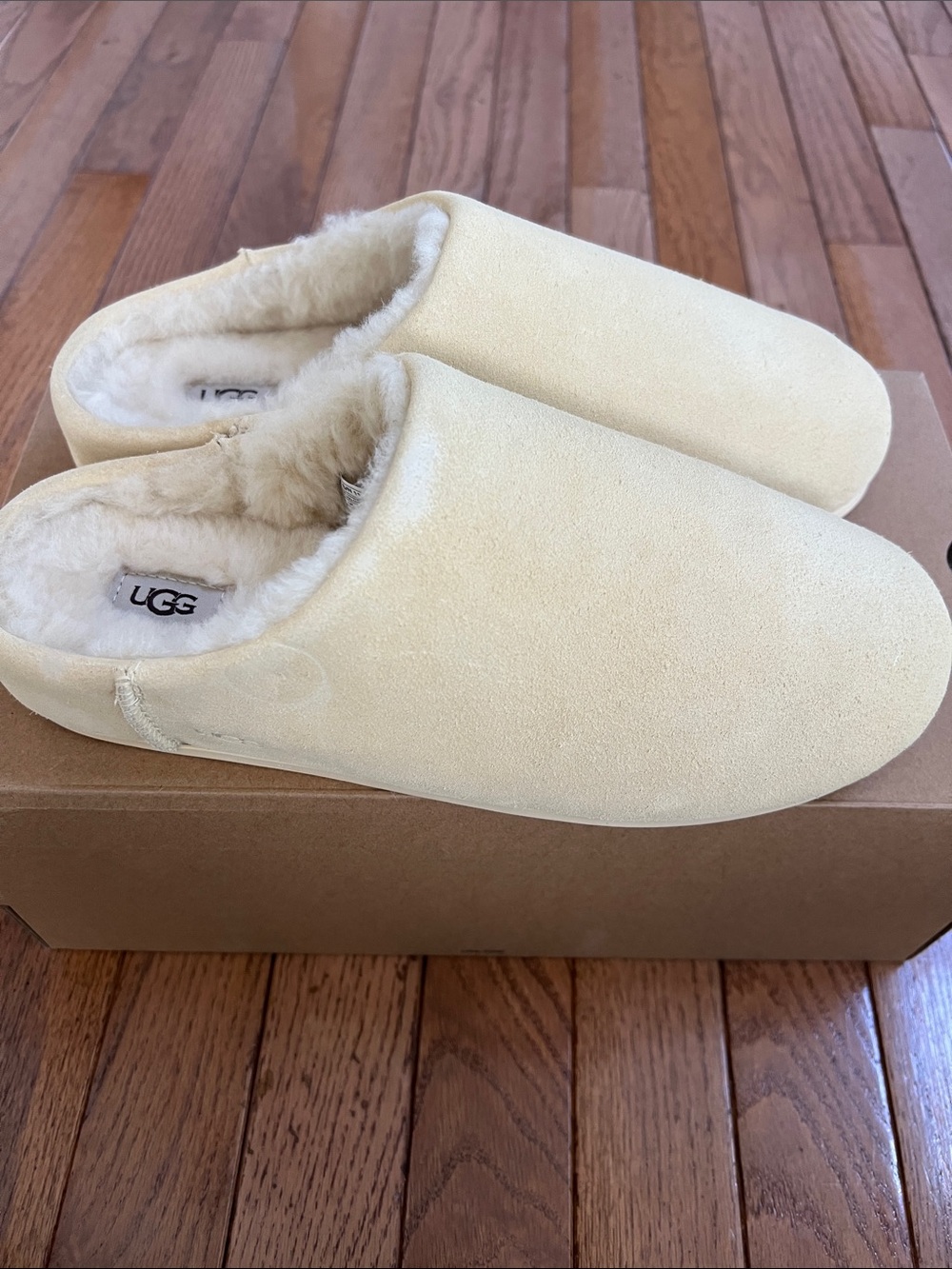 UGG women’s Elea Slip-On Slipper